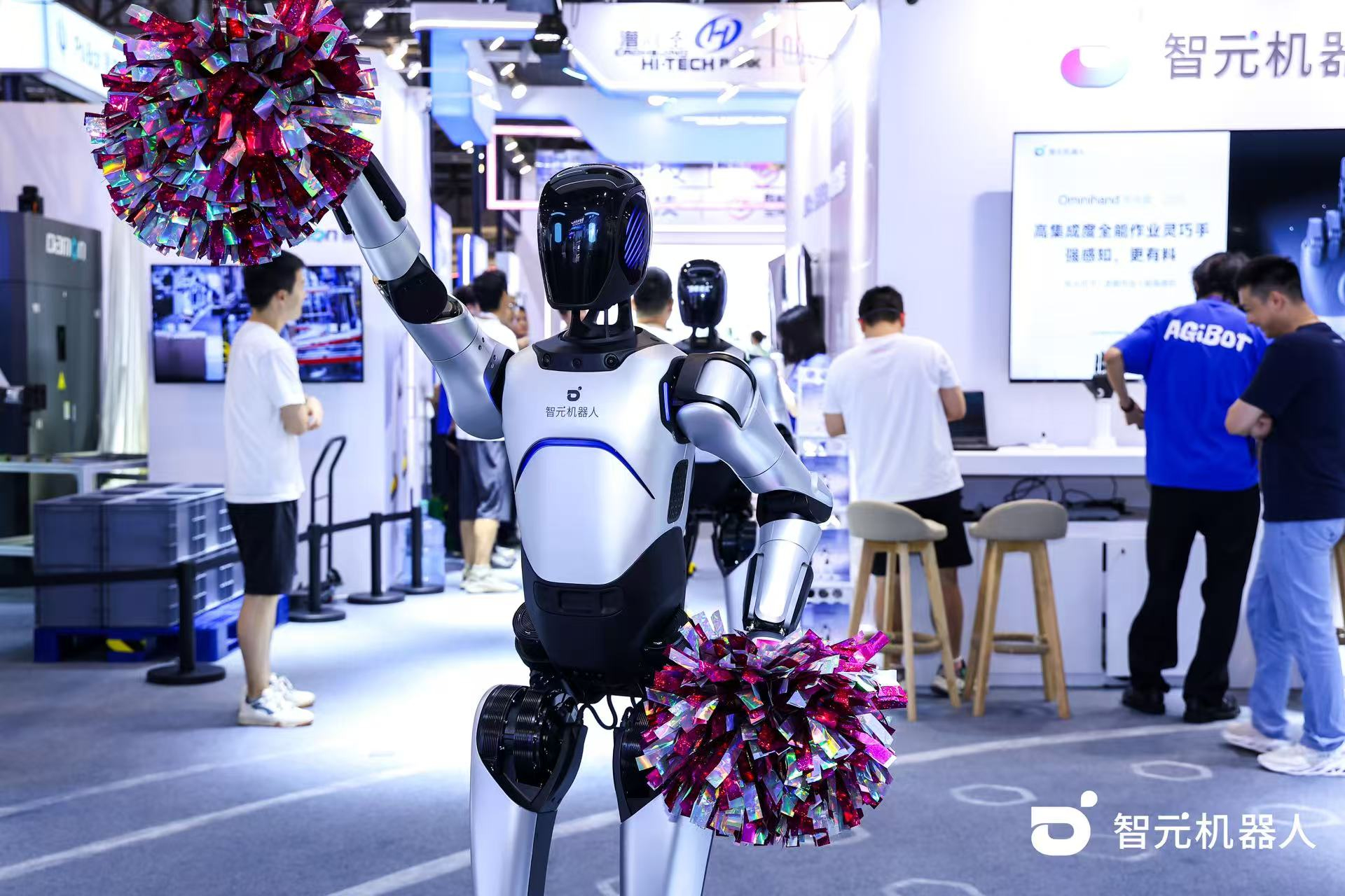 jcjc5500公海机器人 WAIC 首日展台火爆，机器...